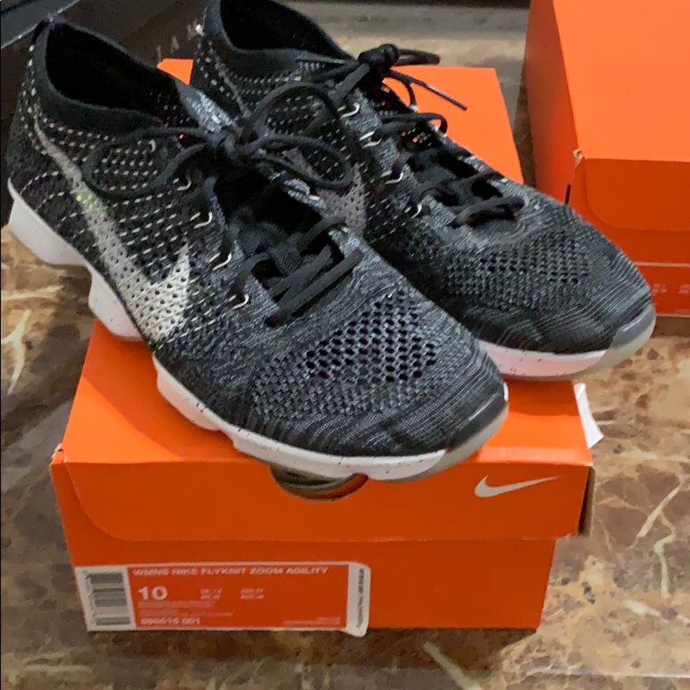 WMNS Nike Flyjnit Zoom Agility